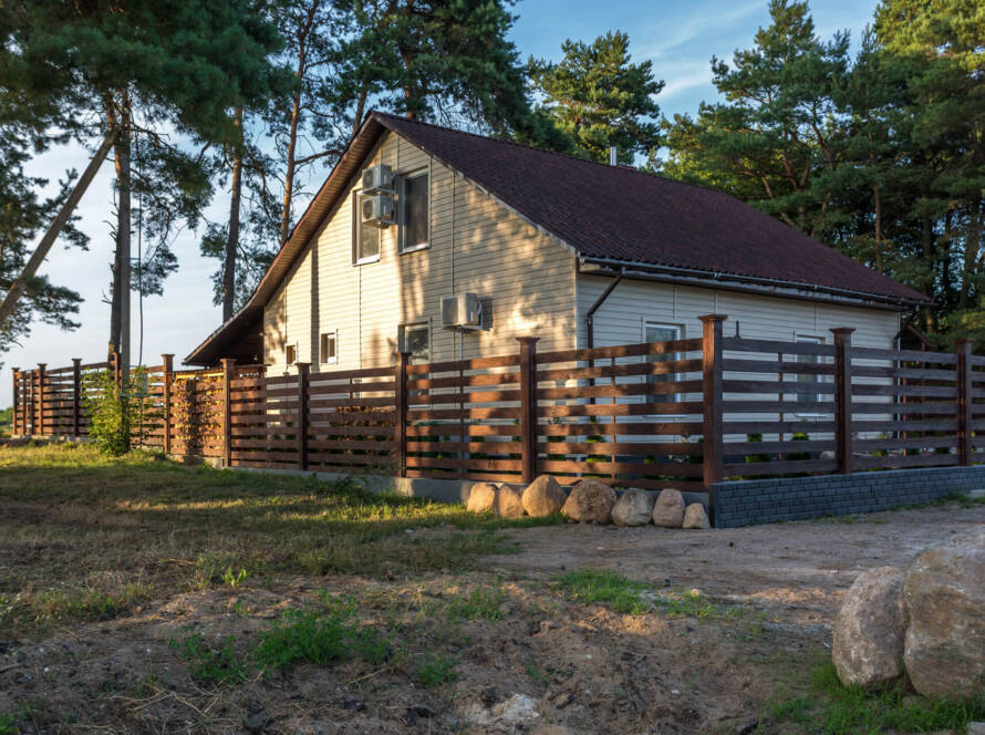 Holz-Zaun um Öko-Haus am Morgen